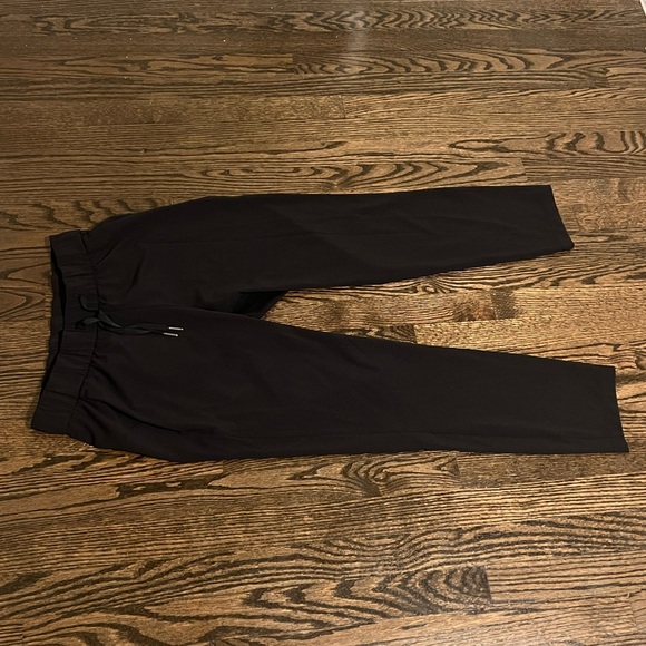 Lululemon Tapered-Leg Mid-Rise Pant 7/8 Length
Luxtreme - Picture 2 of 4